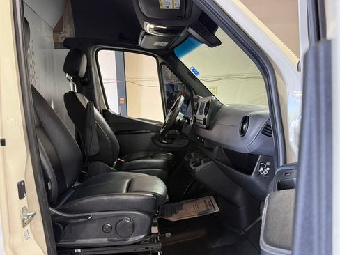 Used 2022 Mercedes-Benz Sprinter 2500 image 17