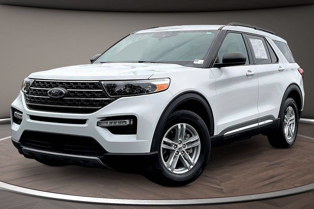 Used 2024 Ford Explorer XLT w/ Equipment Group 202A AWD/4WD image 3