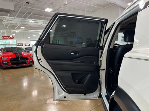 Used 2024 Nissan Pathfinder SL w/ SL Premium Package FWD image 36