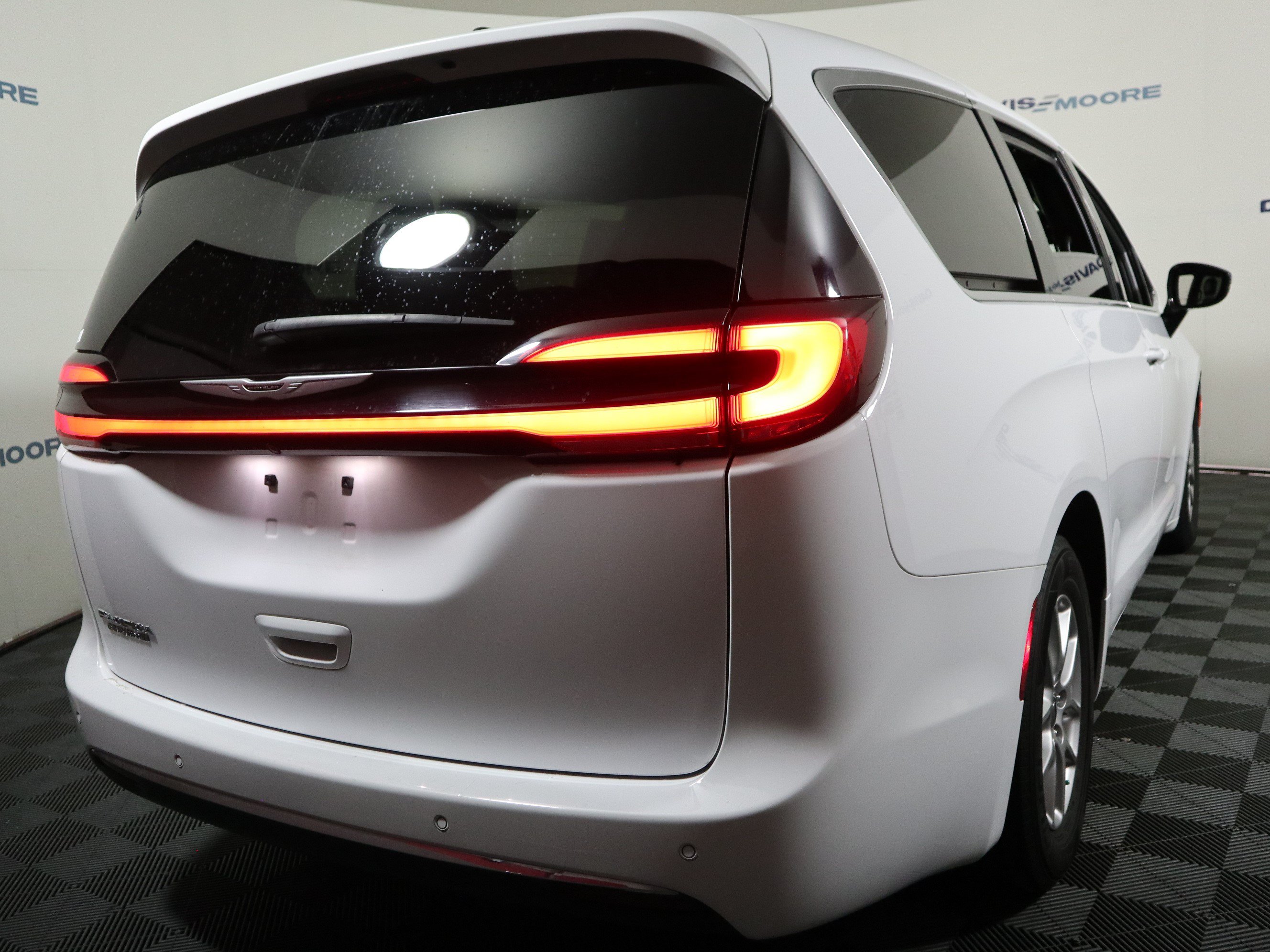 Used 2025 Chrysler Pacifica Select FWD image 6