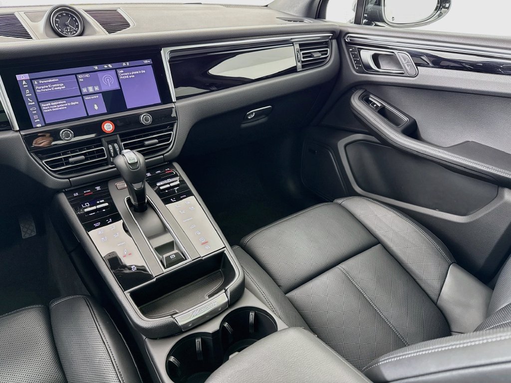 Certified 2025 Porsche Macan AWD/4WD image 26