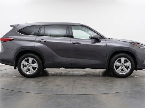 Used 2025 Toyota Highlander LE FWD image 11
