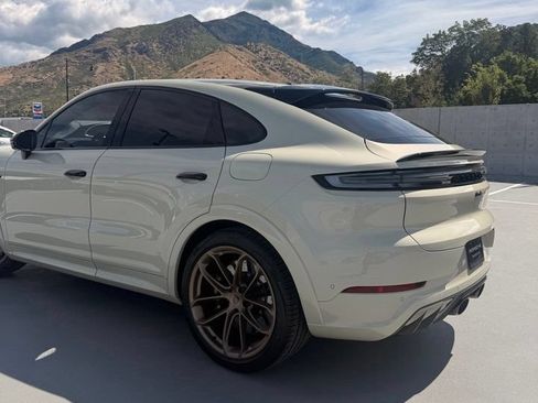 Certified 2026 Porsche Cayenne Turbo AWD/4WD image 8