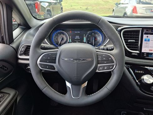 Used 2025 Chrysler Pacifica Select AWD/4WD image 19