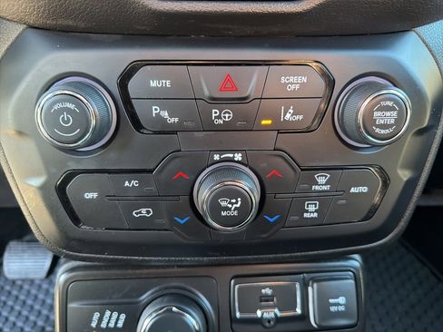 Used 2021 Jeep Renegade Latitude w/ Sun & Sound Group image 39