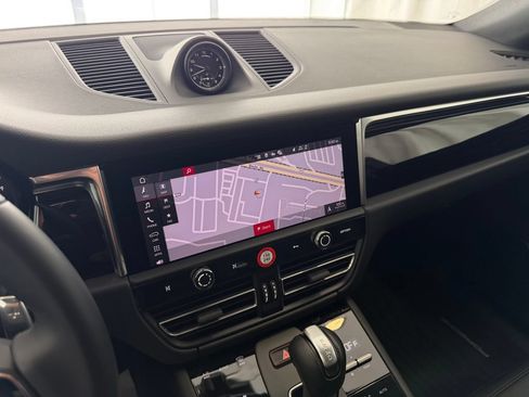 Certified 2026 Porsche Macan AWD/4WD image 23