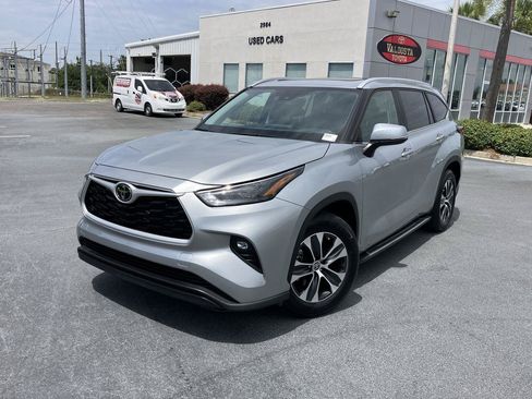 Used 2023 Toyota Highlander XLE FWD image 1