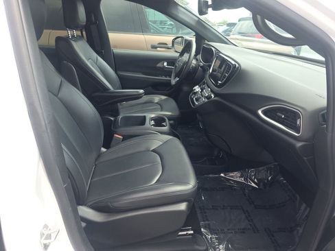 Used 2025 Chrysler Pacifica Select FWD image 8