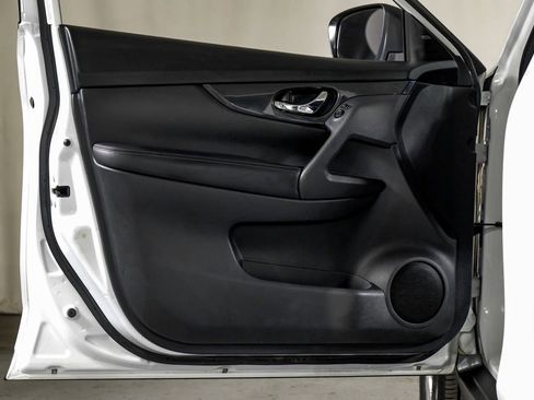 Used 2018 Nissan Rogue SV image 32