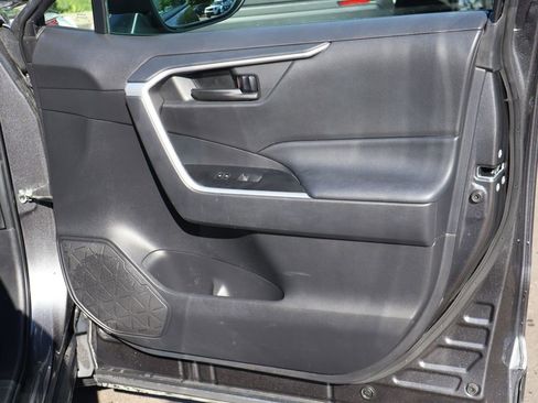 Used 2021 Toyota RAV4 LE AWD/4WD image 11