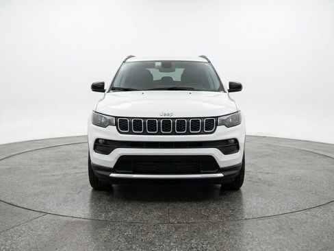 Used 2025 Jeep Compass Latitude AWD/4WD image 2