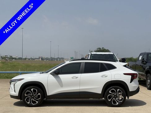 Used 2025 Chevrolet Trax RS FWD image 3