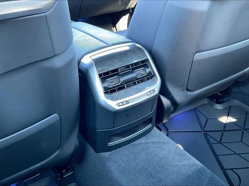 Used 2025 BMW 760i xDrive w/ Premium Package image 10