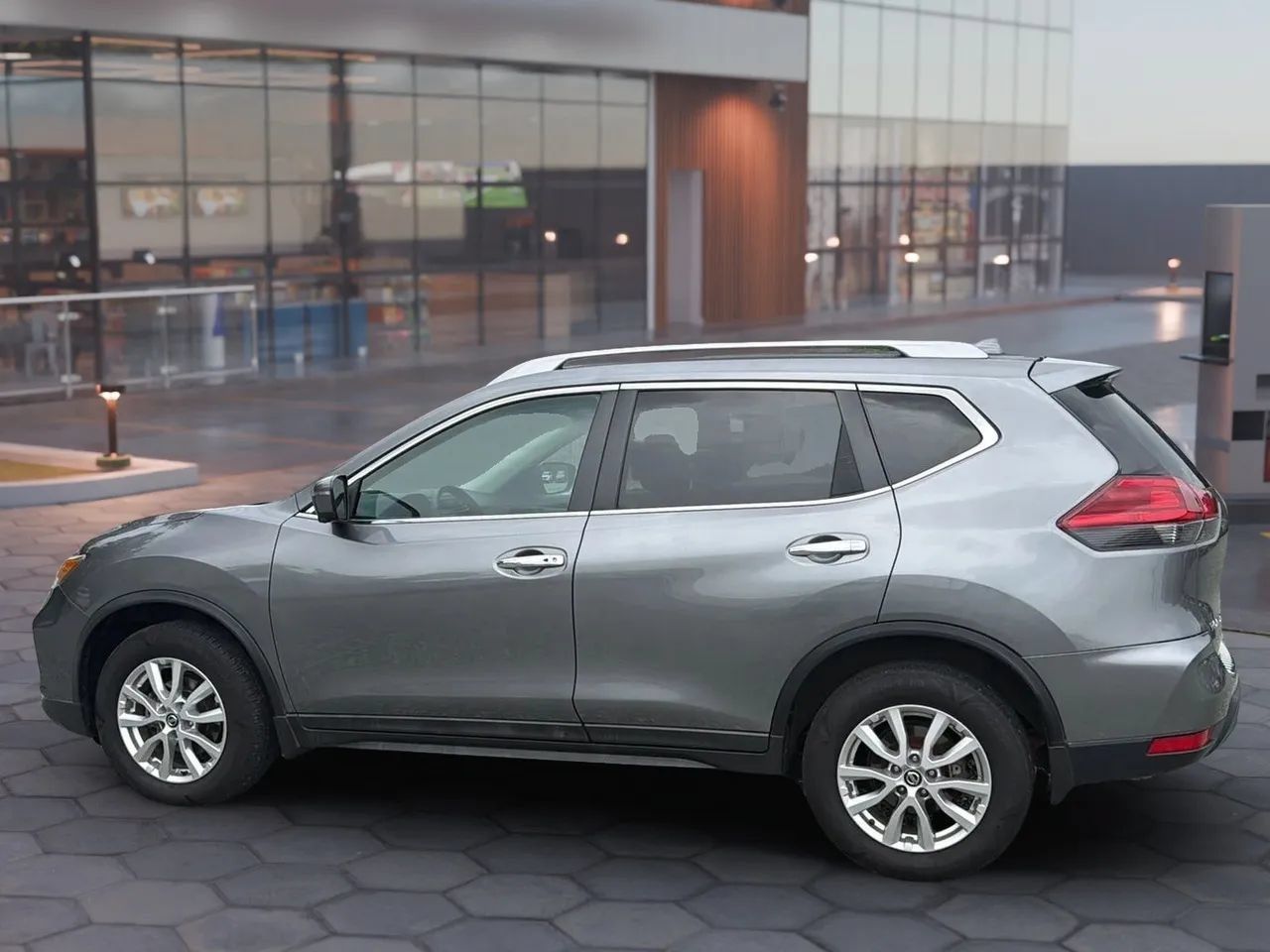 Used 2017 Nissan Rogue SV AWD/4WD image 5