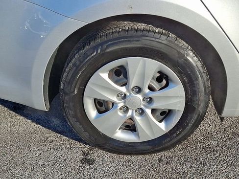 Used 2017 Kia Forte LX image 12