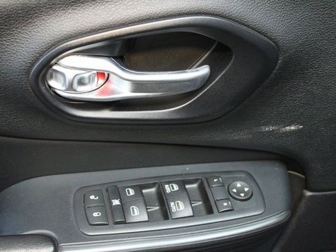 Used 2016 Jeep Cherokee Trailhawk w/ Comfort & Convenience Group image 18