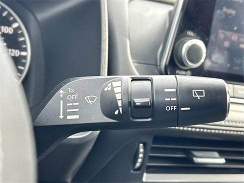 Used 2023 Nissan Rogue SV image 31