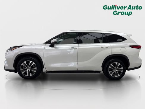 Used 2021 Toyota Highlander XLE FWD image 3