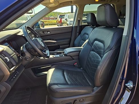 Used 2022 Nissan Pathfinder Platinum image 10