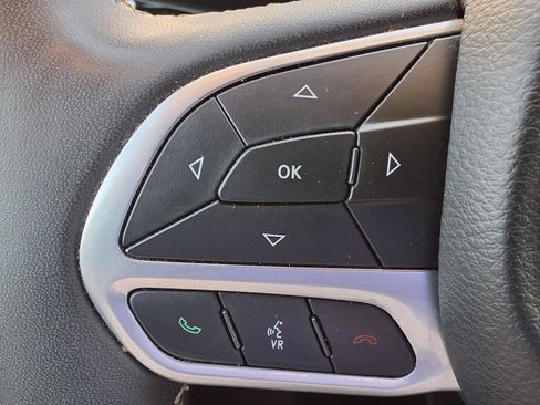 Used 2024 Chrysler Pacifica Touring-L FWD image 16
