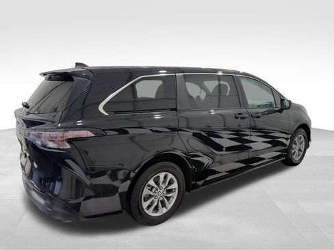 Used 2024 Toyota Sienna LE image 5