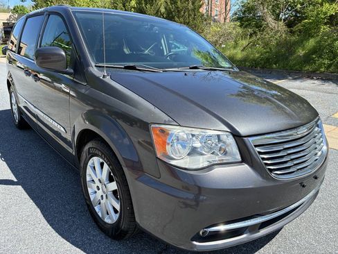 Used 2016 Chrysler Town & Country Touring FWD image 2