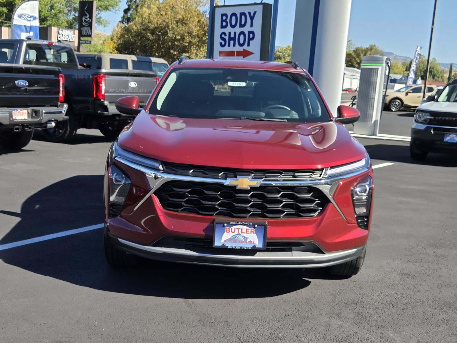 Used 2025 Chevrolet Trax LT w/ LT Convenience Package FWD image 2