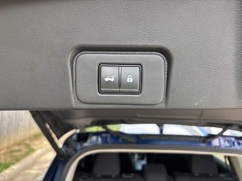 Used 2025 Nissan Rogue SV FWD image 38