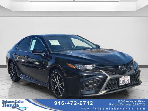 Used 2022 Toyota Camry SE image 1