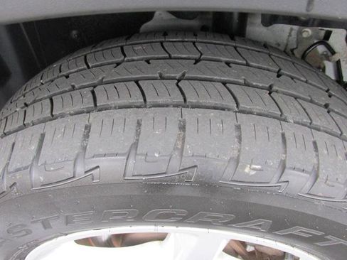 Used 2017 Ford Explorer XLT w/ Equipment Group 202A image 8