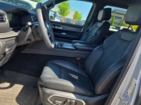 Used 2023 Jeep Wagoneer L Series III w/ Premium Group I AWD/4WD image 3
