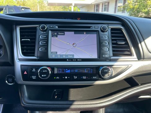 Used 2017 Toyota Highlander SE AWD/4WD image 25