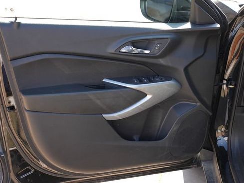 Used 2025 Chevrolet Trax RS w/ Sunroof Package FWD image 11