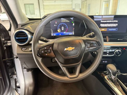 Used 2025 Chevrolet Trax LT FWD image 28