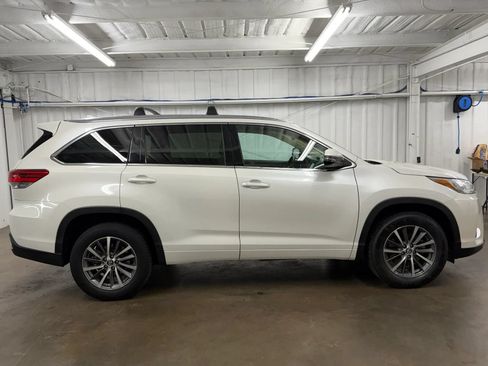 Used 2017 Toyota Highlander XLE FWD image 3