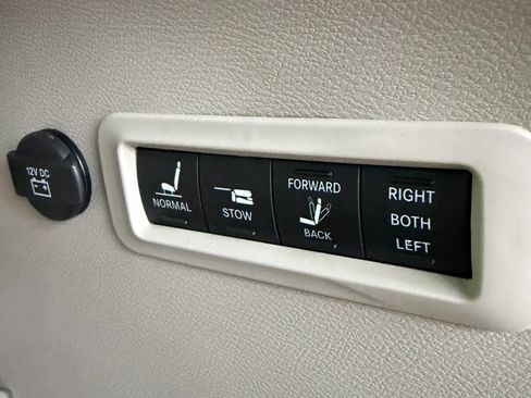 Used 2020 Chrysler Pacifica Limited FWD image 43