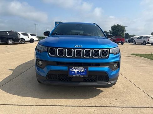 Used 2025 Jeep Compass Latitude AWD/4WD image 4