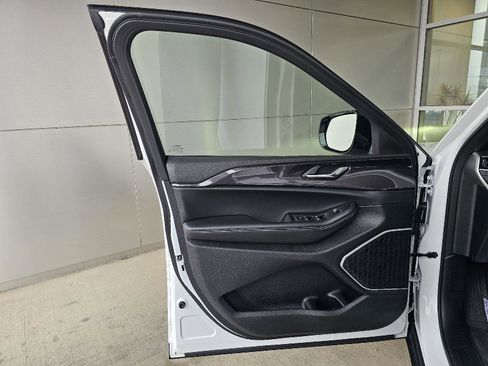 Used 2021 Jeep Grand Cherokee L Laredo image 18