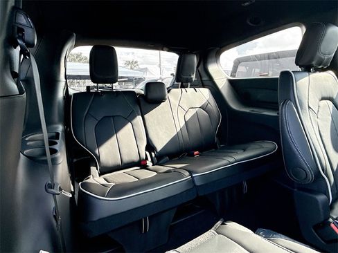 New 2026 Chrysler Pacifica Limited w/ S Appearance Package image 30