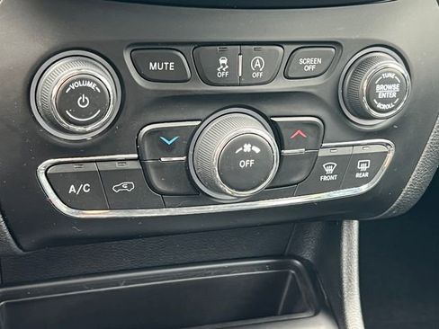 Used 2020 Jeep Cherokee Trailhawk w/ Cold Weather Group AWD/4WD image 28
