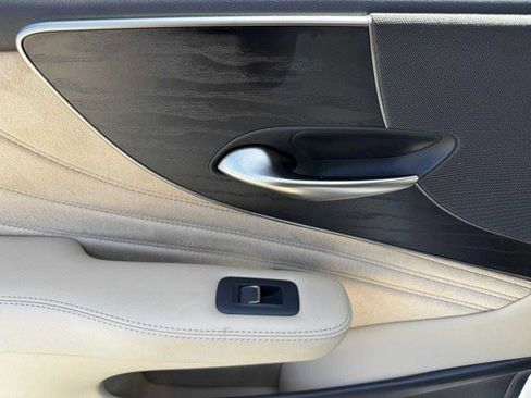 Used 2023 Lexus LS 500 w/ Accessory Package (Z2) RWD image 35