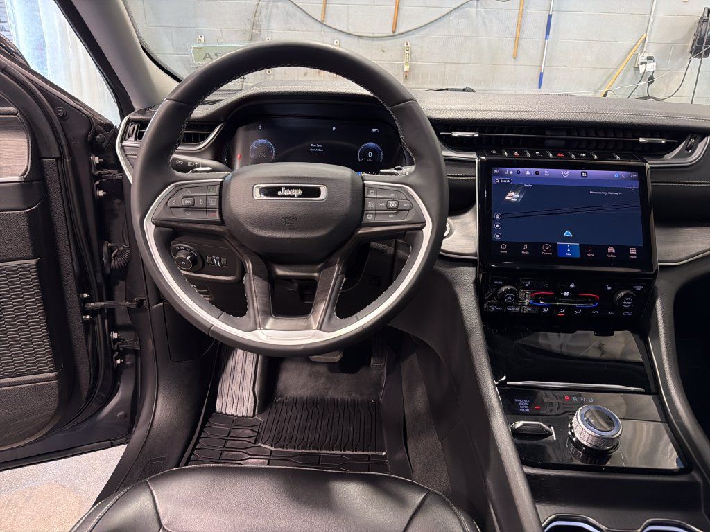 Used 2023 Jeep Grand Cherokee Limited AWD/4WD image 6