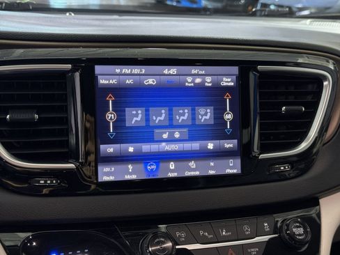 Used 2018 Chrysler Pacifica Touring-L Plus w/ Advanced Safetytec Group FWD image 22