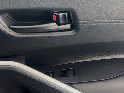 Used 2025 Toyota Corolla Cross LE image 32