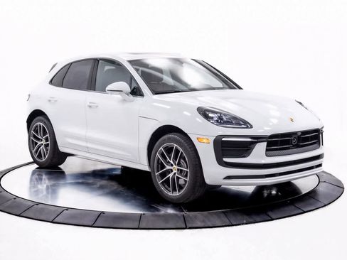 Certified 2025 Porsche Macan image 9