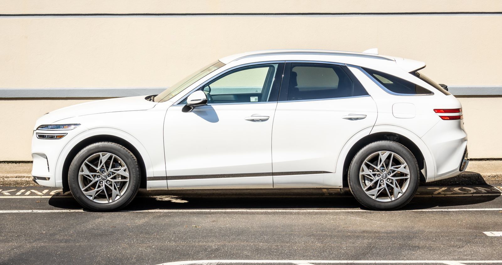 Used 2025 Genesis GV70 2.5T AWD/4WD image 4