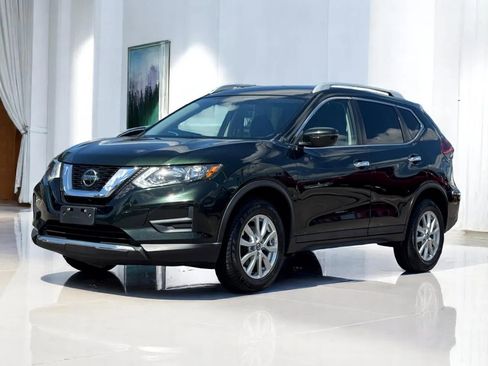 Used 2018 Nissan Rogue SV image 2