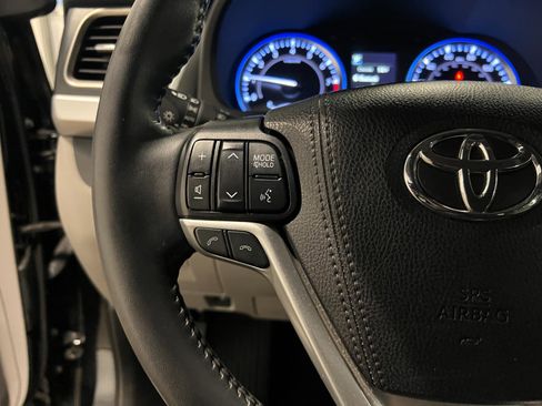 Used 2019 Toyota Highlander XLE AWD/4WD image 13