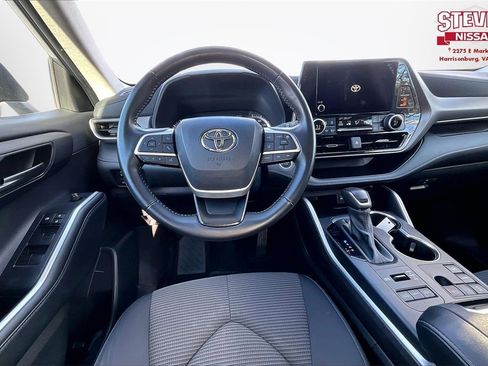 Used 2024 Toyota Highlander LE image 8