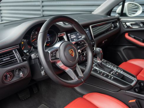 Certified 2021 Porsche Macan image 4